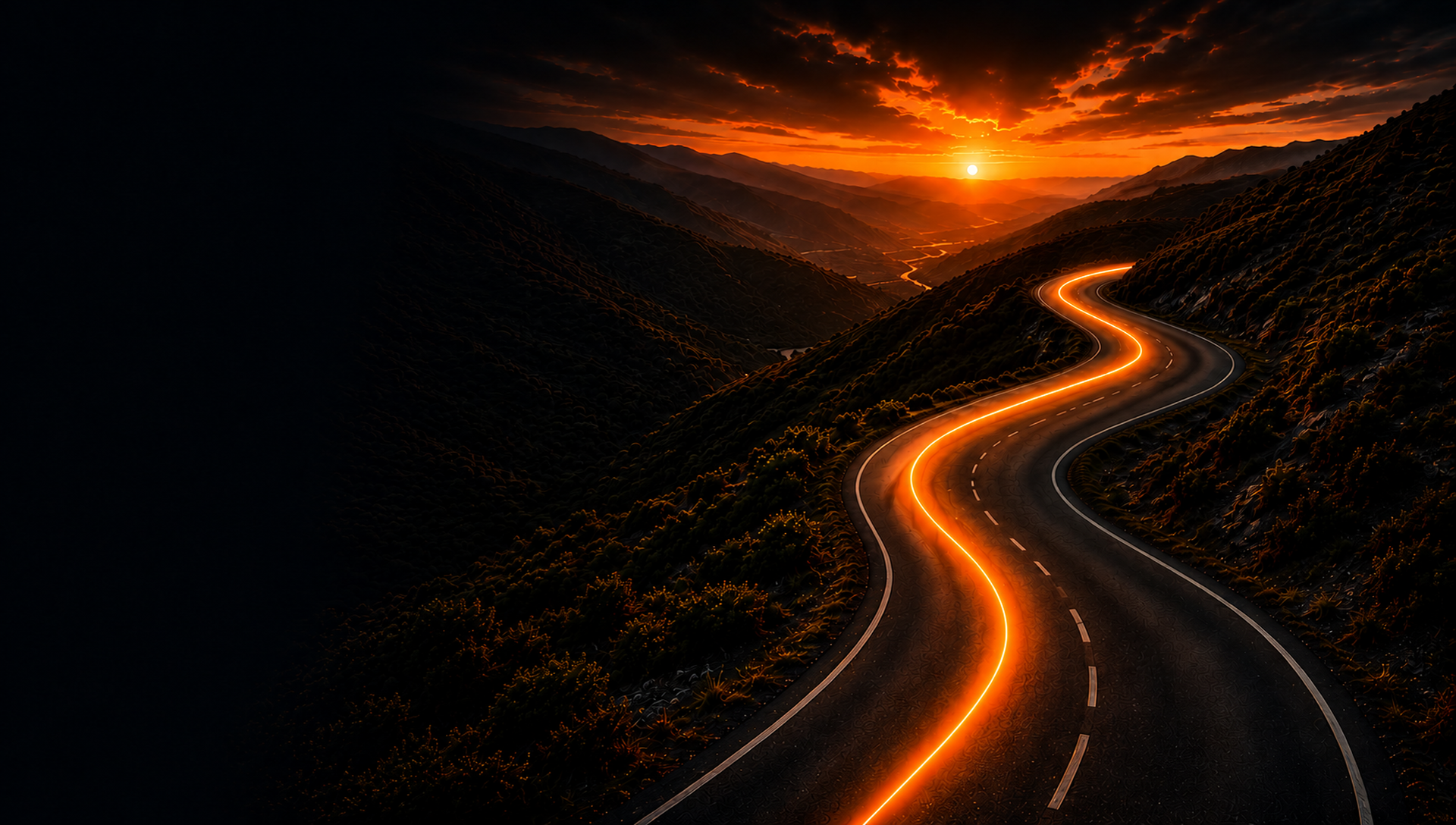 Estrada de montanha iluminada ao pôr do sol